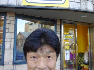 ラジオ番組がスタート、経営者が出会いから結婚までを語る